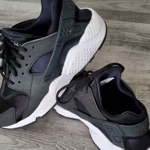 Womens sz 7 Nike huaraches